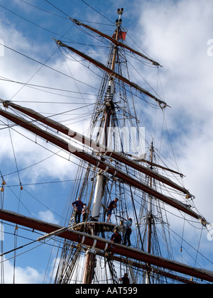 TALL SHIP PRINZ WILLIAM RIGGING WÄHREND ANGEDOCKT AM FLUß YARE GREAT YARMOUTH NORFOLK EAST ANGLIA ENGLAND UK Stockfoto