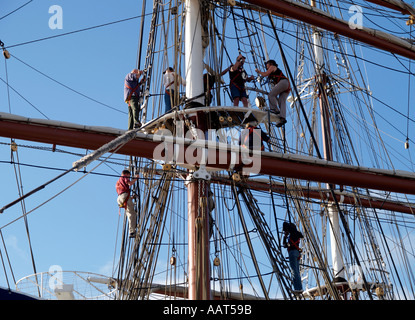 TALL SHIP PRINZ WILLIAM RIGGING WÄHREND ANGEDOCKT AM FLUß YARE GREAT YARMOUTH NORFOLK EAST ANGLIA ENGLAND UK Stockfoto