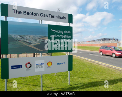 HINWEISSCHILD AM STRAßENRAND RANDE AUßERHALB BACTON GAS TERMINALS BACTON NORFOLK EAST ANGLIA ENGLAND UK Stockfoto