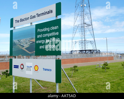 HINWEISSCHILD MIT PYLON IM HINTERGRUND AM STRAßENRAND RANDSEKTOR AUßERHALB BACTON GAS TERMINALS BACTON NORFOLK EAST ANGLIA ENGLAND UK Stockfoto