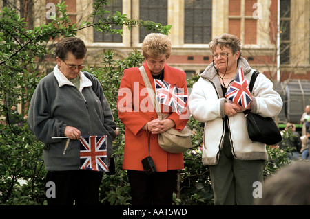 London-Königin-Mutter s Beerdigung 9. April 2002 drei Frauen trauernden Stockfoto