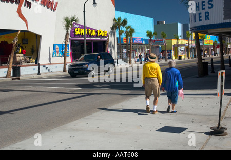 Paar Spaziergänge entlang des Boulevard vor Ripleys Believe It Or Not in Myrtle Beach South Carolina USA Stockfoto