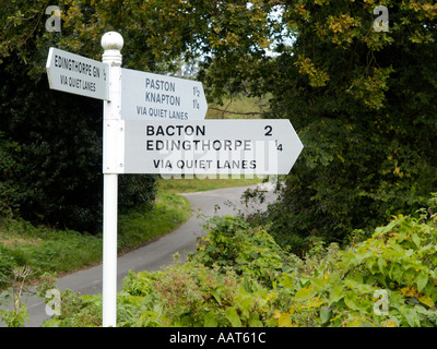 STRAßE ZEICHEN ZEIGT RICHTUNG FÜR RUHIGEN GASSEN UND DIE DÖRFER VON PASTON BACTON EDINGTHORPE KNAPTON IN MEILEN NORFOLK EAST ANGLIA Stockfoto