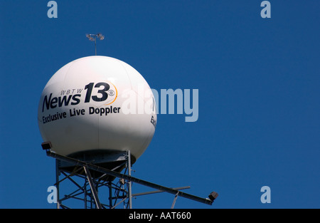Doppler-Radar vor einem strahlend blauen Himmel Stockfoto