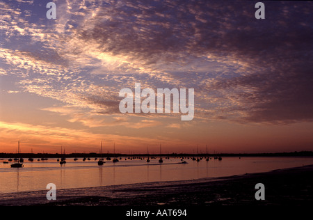 Sonnenuntergang über dem Fluss Deben bei Bawdsey Ferry, Suffolk, UK. Stockfoto