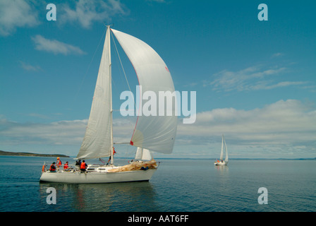 Ein Rennsport-Segelboot in fast kein Wind treiben zu lassen Stockfoto