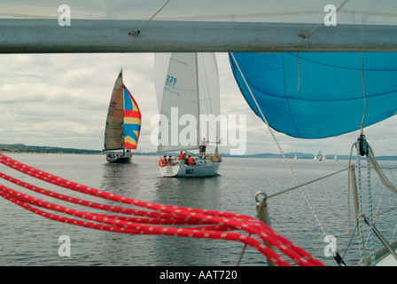 Ein Rennsport-Segelboot in fast kein Wind treiben zu lassen Stockfoto