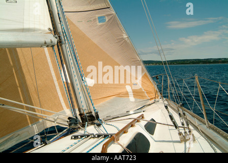 Ein Rennsport-Segelboot in fast kein Wind treiben zu lassen Stockfoto