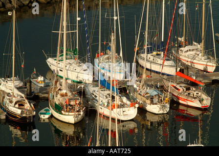Segelschiffe in ihre rutscht in einer marina Stockfoto