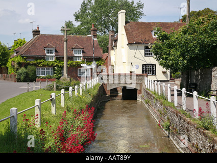 Bach entlang der Hauptstraße in die hübsche Hampshire Dorf von East Meon Stockfoto