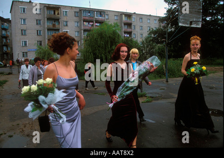 Schulabgänger auf dem Weg zu ihrer High-School-Abschlussfeier in der Stadt Platz Gvardeisk Kaliningrad Stockfoto