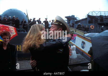 Freundin eines russischen Marineoffiziers umarmte ihn Stockfoto