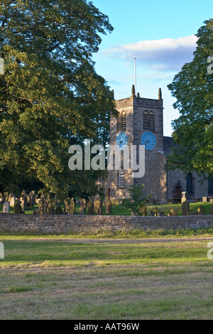 St. Peterskirche, Addingham, Yorkshire an einem Sommerabend Stockfoto