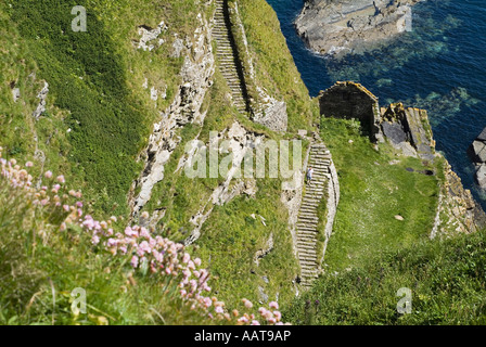 dh Nordküste 500 WHALIGOE CAITHNESS man geht steil hinunter Steintreppen zum Fischerhafen der Bucht, der aus seacliff geschnitzt wurde Schottland Tourist Stockfoto
