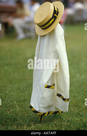 Henley Royal Regatta 1980s.Henley on Thames Berkshire Großbritannien. Ruderschlägerfarben, Strohboothut, Blazer passend zum Club Regenschirm 1985 HOMER SYKES Stockfoto