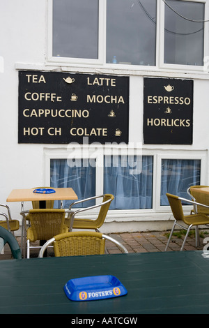 Weston Super Mare Somerset UK unterdrückten Geschäften und Gebäuden auf der Strandpromenade Tee Latte Coffee shop Stockfoto