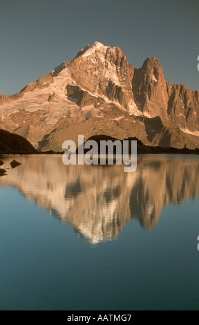 Aiguille Verte und les Drus in Lac Blanc bei Sonnenuntergang, Chamonix, Frankreich wider Stockfoto