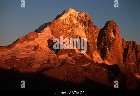 Die Aiguille Verte und le Drus gebadet in orange Licht am Sonnenuntergang Chamonix Frankreich Stockfoto