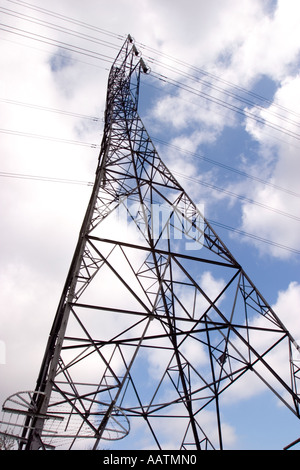 Strommast von unten Stockfoto