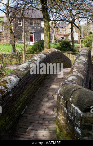 Alte Steinbrücke über den Fluss Colne Marsden Stockfoto