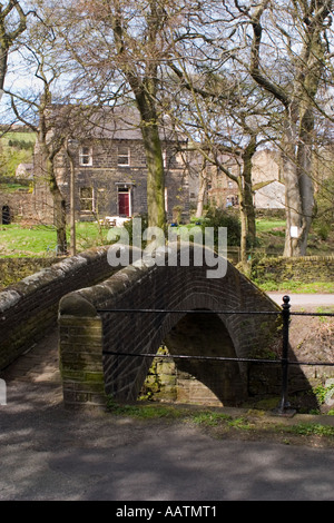 Alte Steinbrücke über den Fluss Colne Marsden Stockfoto