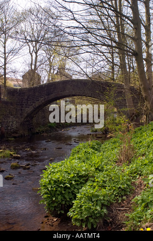 Alte Steinbrücke über den Fluss Colne Marsden Stockfoto