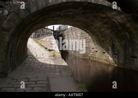 Steinbrücke über Huddersfield Narrow Canal bei Marsden Stockfoto