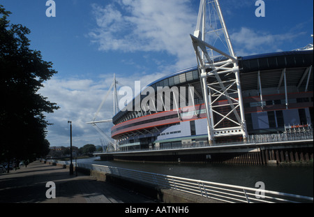 Millennium Stadium und Fluss Taff Cardiff Wales Stockfoto