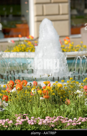Brunnen und Blumen Betten in Meran, Alto Adige, Italien Stockfoto