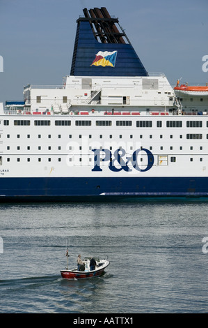 P & O Fähre stolz von Bilbao Zwerge ein kleineres Schiff im Hafen von Santurtzi, Pais Vasco, Spanien. Stockfoto