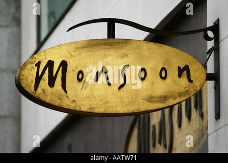 Zeichen hängen außerhalb Monsun Store auf Gracechurch Street in der City of London Stockfoto