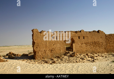 Zerstörte verlassene Fort Gebäude in der sahara Wüste in Douz Tunesien Stockfoto
