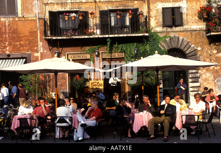 Kellner in Außenterrasse Bar Straßencafé Piazza Navona ist ein Stadtplatz in Rom. Stockfoto