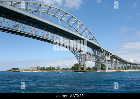 Das blaue Wasser Brücken über den St. Clair River zwischen Port Huron, Michigan und Point Edward Ontario Stockfoto