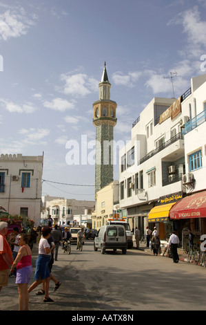 hohen dünnen Minarett Turm einer Moschee und die Stadt mit Touristen in Nabeul Tunesien Stockfoto