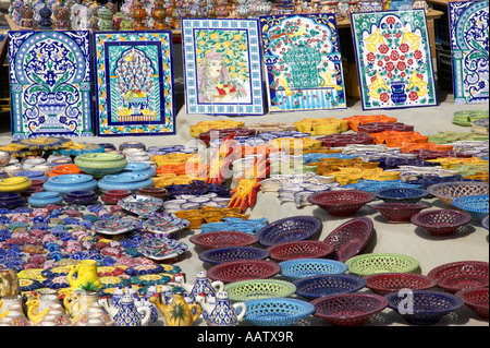 Zeilen der lokalen Spezialität Keramik zum Verkauf an Touristen auf einen Stand auf dem Markt Souk in Nabeul Tunesien Stockfoto