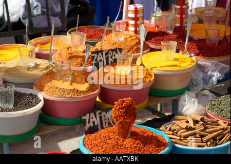 eine Auswahl an verschiedenen Gewürzen wie Safran auf ein Gewürz-Stall zum Verkauf auf dem Markt in Nabeul Tunesien Stockfoto