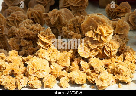 Wüste Sahara Sand Rosen zum Verkauf auf einem Stall in den Souk in Nabeul Tunesien Stockfoto