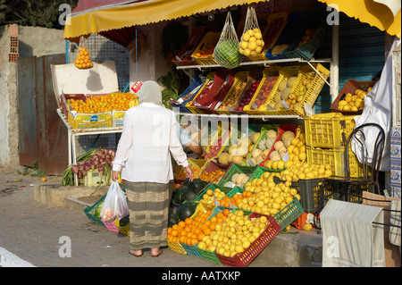 Frau shopping bei frische Zitrusfrüchte-Shop in Hammamet Tunesien Stockfoto