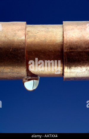 Eindringen von Wasser aus Kupferrohr Stockfoto