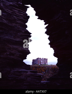 Das Camelot Castle Hotel gesehen durch die Ruinen der Burg auf der Insel Tintagel, Cornwall, UK Stockfoto