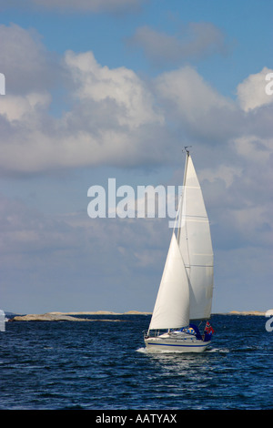 Segelboot an der Küste Stockfoto