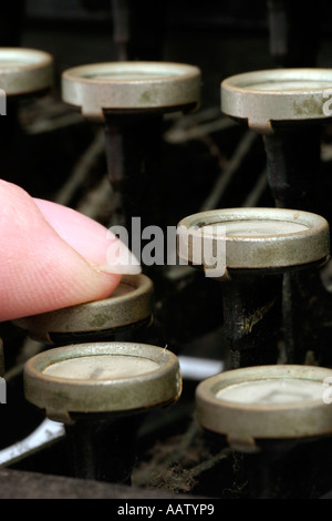 Alte Schreibmaschine Finger Taste Stockfoto