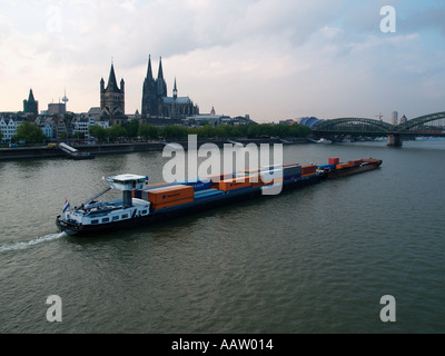 Niederländischen Rhein Schiff vorbei an der Kölner Innenstadt-Deutschland Stockfoto