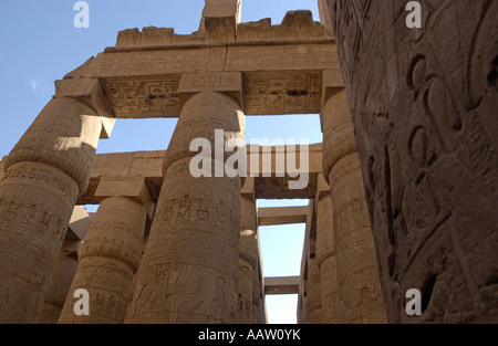 Hoch aufragenden Säulen in die große Säulenhalle.  Karnak-Tempel liegt am Ufer des Flusses Nile.Egypt Stockfoto