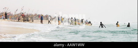 Pirogen auf Fishermans beach außerhalb Nouakchott, Mauretanien, Westafrika.  10.12.05. Fotograf Phil Stephenson Stockfoto