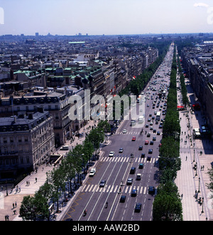 Blick auf die Avenue Champs Elysées vom Arc de Triomphe Paris Frankreich Stockfoto