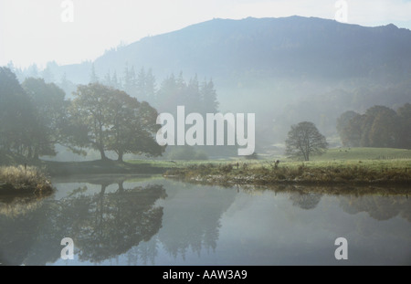 Fluß Brathay in Cumbria, Morgen Nebel Lake District National Park Stockfoto