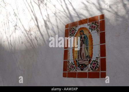 Religiöse Ikonographie Fliesenarbeiten der Jungfrau Maria bei der Mission San Xavier del Bac, Tucson, Arizona USA Stockfoto