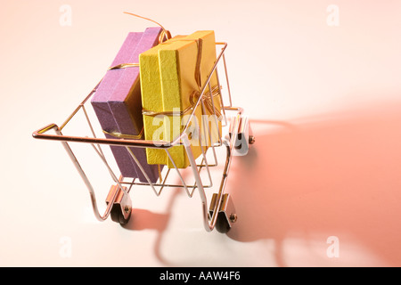 Geschenk-Boxen im Einkaufswagen Stockfoto